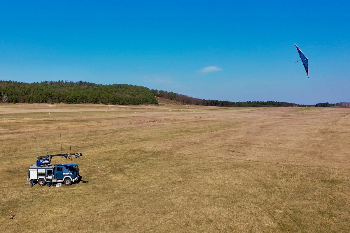 Flugwindkraftanlage von EnerKíte auf freiem Feld