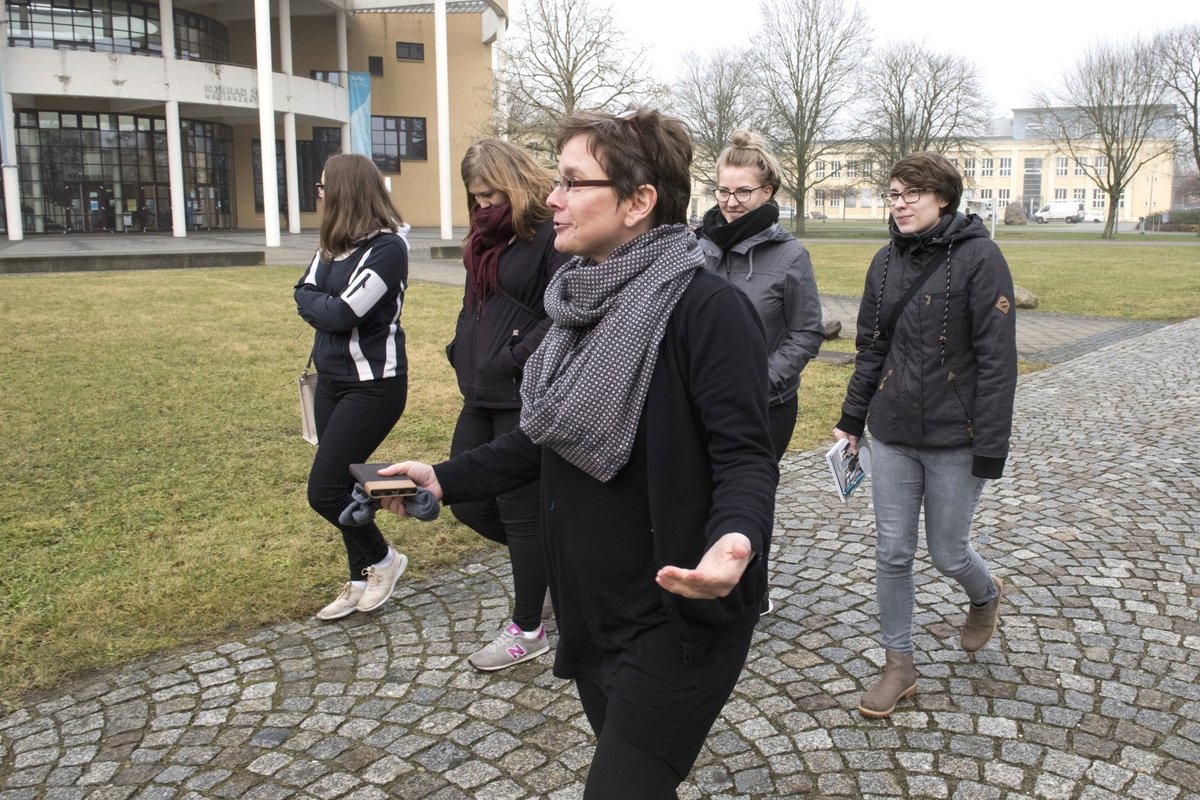 Studienbereaterin Heike Postelt (re.) führt Studieninteressierte über den Campus.