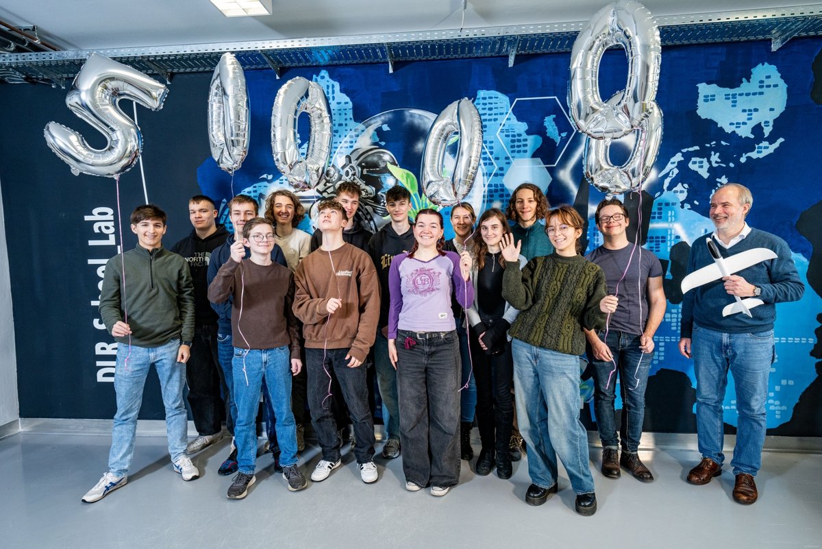 Pupils from Cottbus Max-Steenbeck-Gymnasium and their physics teacher Martin Wähner (right) in the DLR_School_Lab BTU Cottbus-Senftenberg.