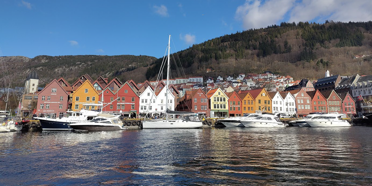 Kleinstadt hinter Meer