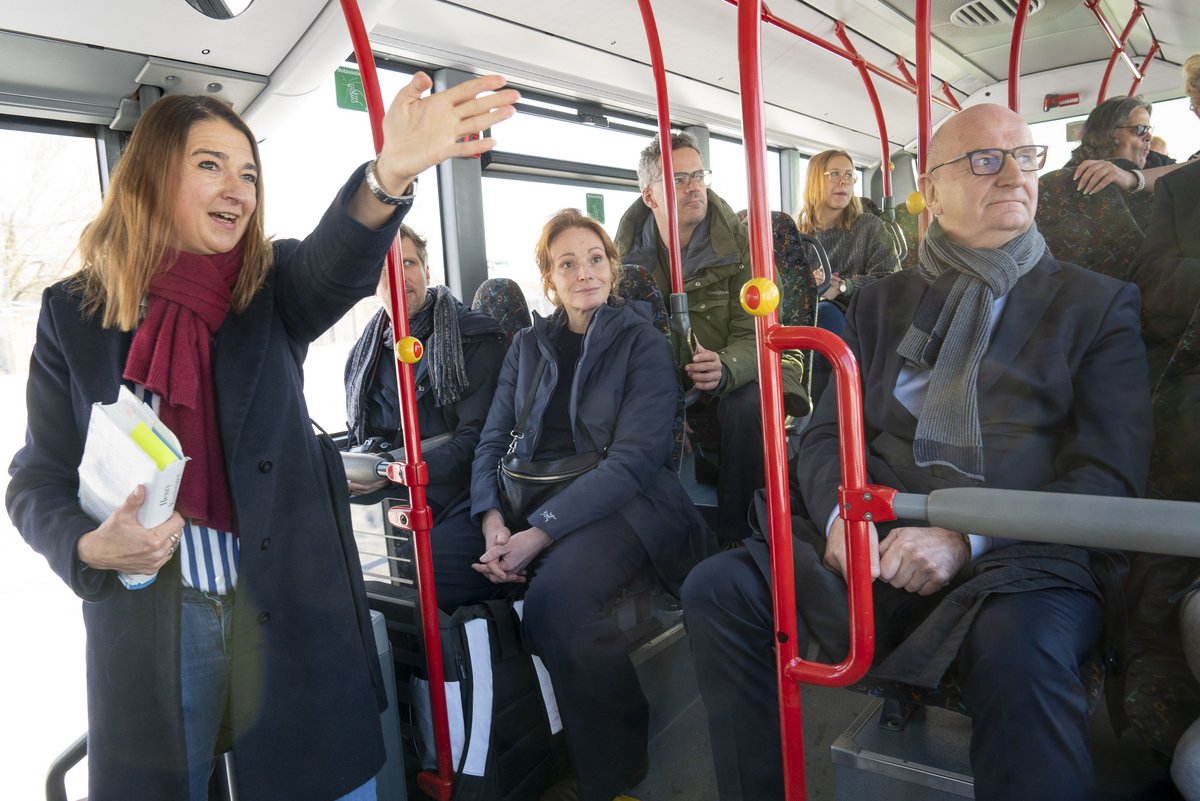 Ariane Derks zeigte den Teilnehmerinnen und Teilnehmern während der Busfahrt den Standort des zukünftigen Lausitz Science Park. Foto: BTU/Ralf Schuster