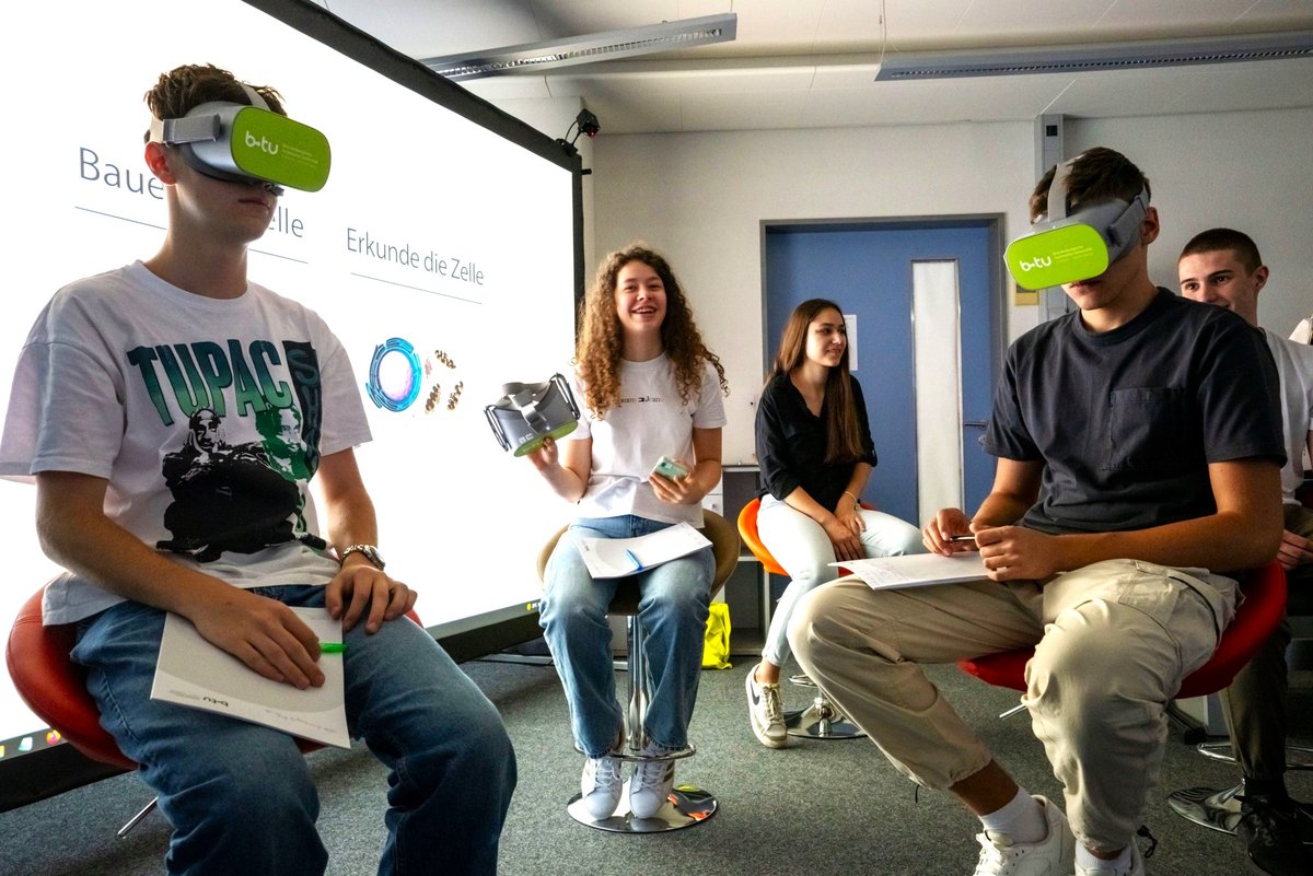 Schüler*innen mit VR-Brillen informieren sich an der BTU.