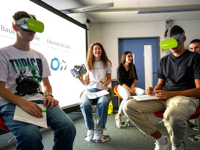 Pupils with VR glasses find out more at BTU.