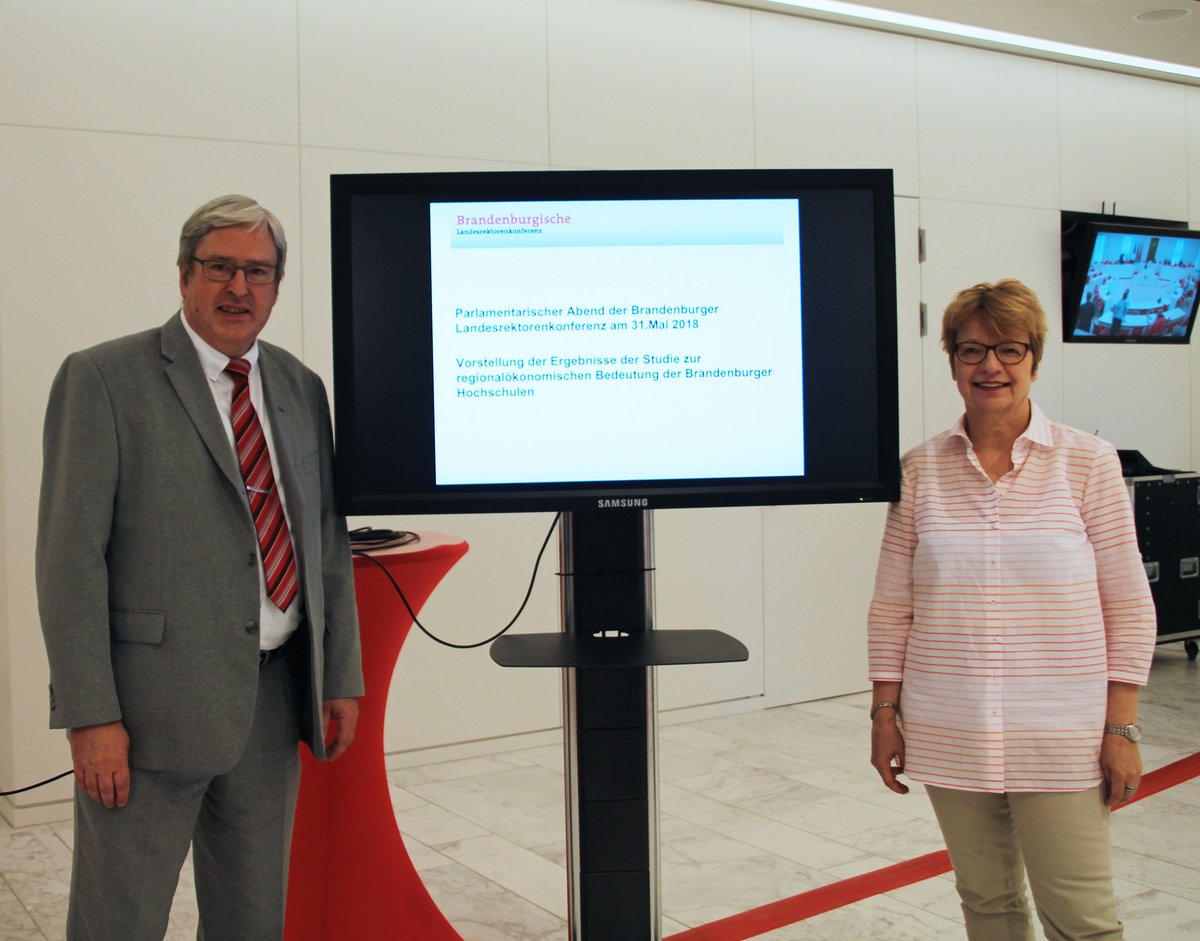 Vorsitzender und stellvertretende Vorsitzende der BLRK vor der Präsentationfz