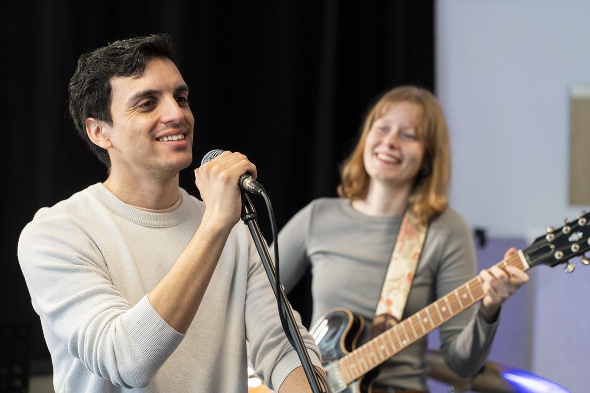 ein Sänger und eine Gitaristin während der Probe