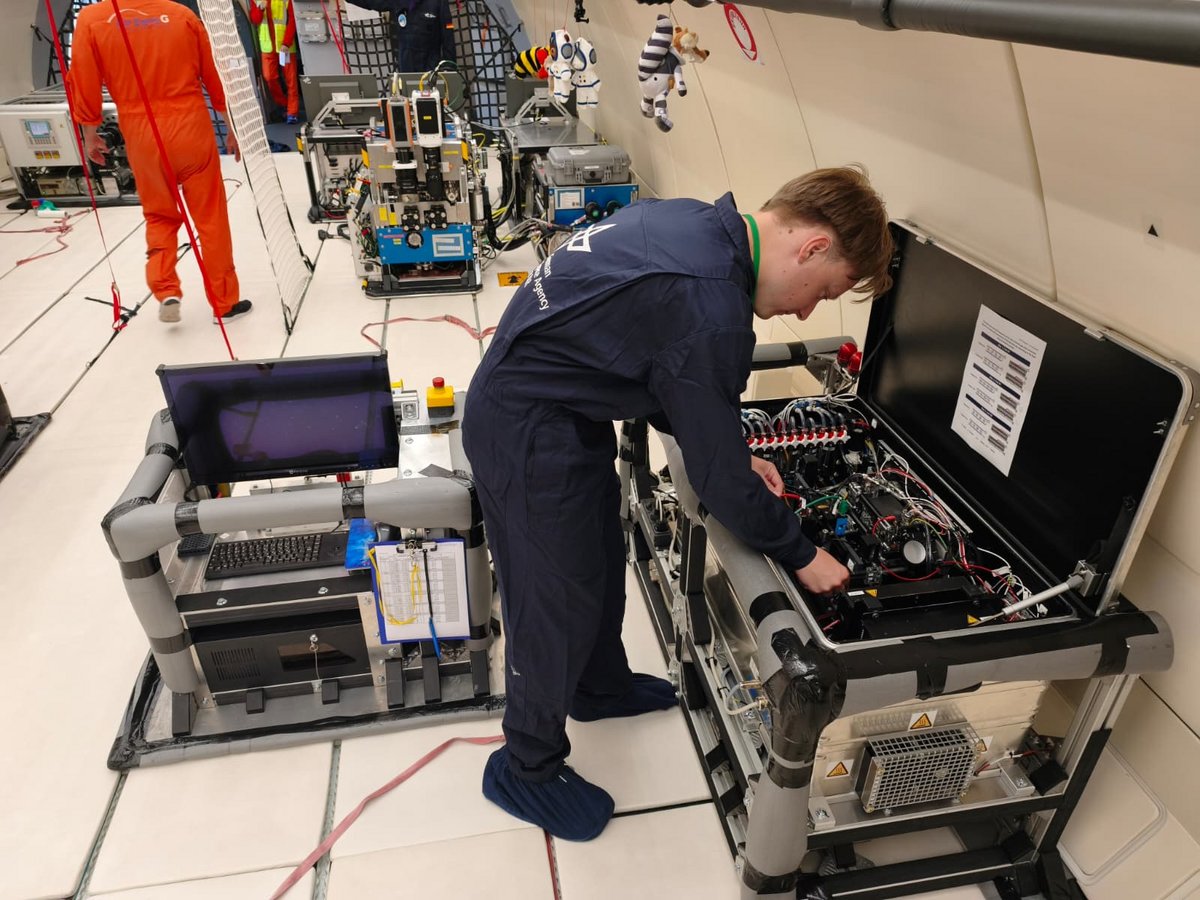 Die Experimente zum Verhalten von Temperaturen und Wärmestrom bei Schwerelosigkeit bereiten Lucas Kowal und das Team vor Abflug vor. (Foto: privat)