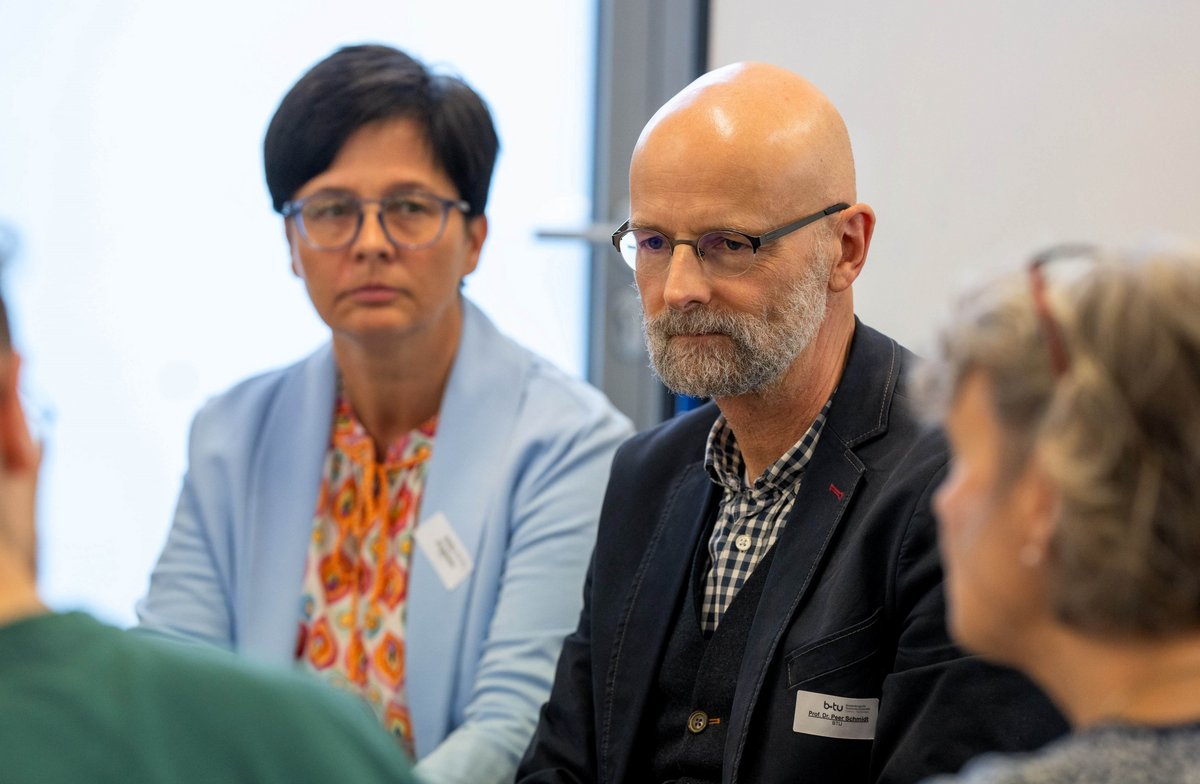Der BTU-Vizepräsident für Studium und Lehre Prof. Dr. Peer Schmidt und die Leiterin der Abteilung Studium Grit Scheppan (links.) sprechen mit Teilnehmenden.