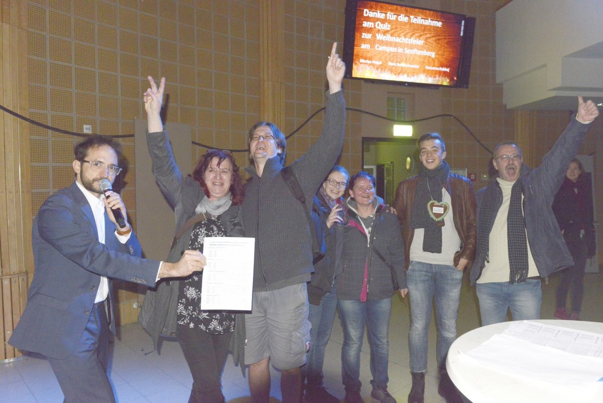 Das Team "Bibliothek" ist glücklich über Platz drei.