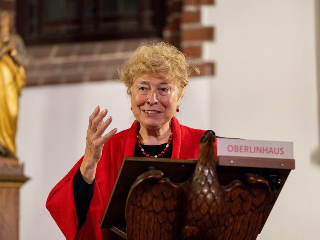 Prof. Dr. Gesine Schwan am Rednerpult.