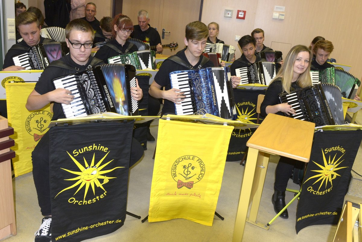 Die Akkordeonspieler vom Sunshine Orchester der Musikschule Fröhlich.