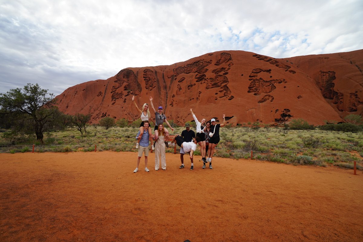 Ein gemeinsamer Ausflug mit anderen Austauschstudierenden zum Uluru, einem der bekanntesten Wahrzeichen Australiens (Foto: privat)