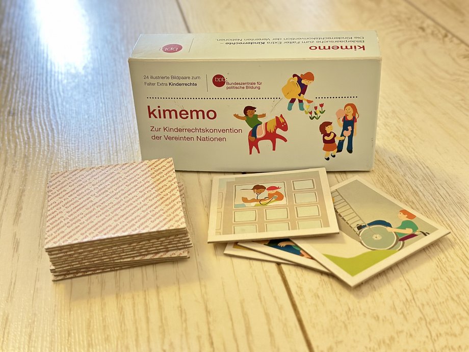 Die Grafik zeigt ein Foto des Memo-Spiels "kimemo".