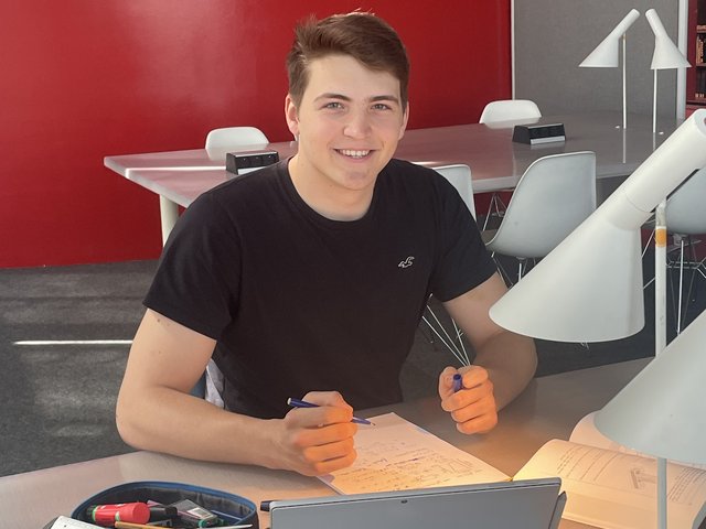 Orlando Robeck nutzt die Räumlichkeiten des IKMZ, um für den theoretischen Teil seines Studiums zu lernen. (Foto: Orlando Robeck, privat)