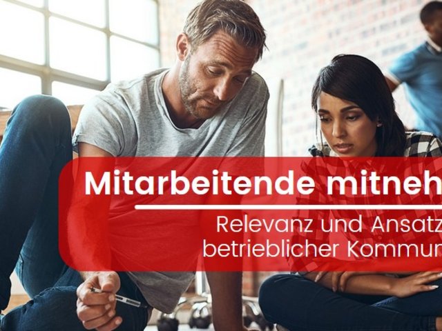 Mitarbeitende in einem Teamgespräch