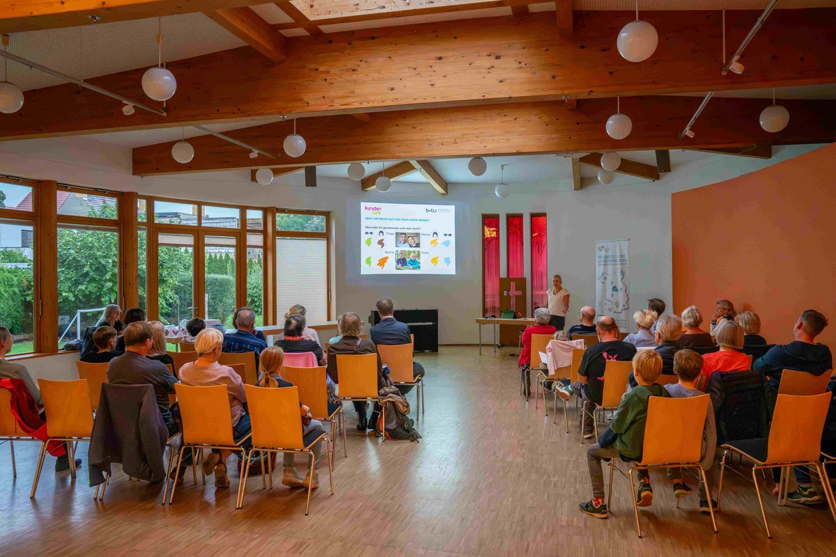 Das Publikum in der Arche Finsterwalde (© Maik Pursch)