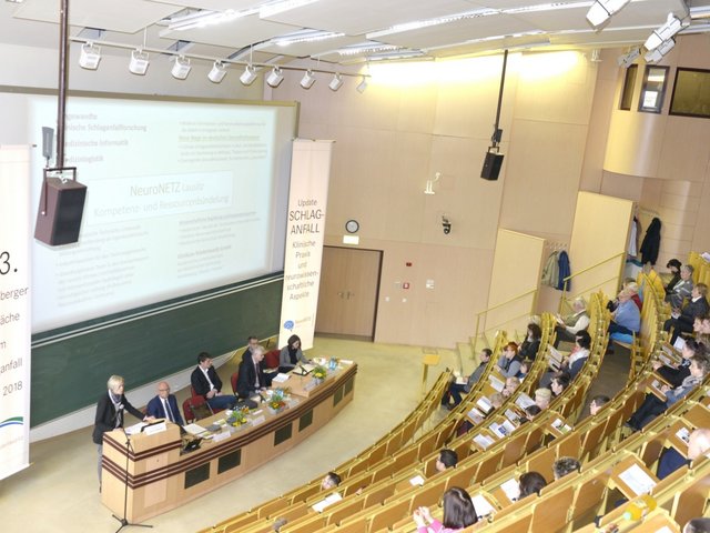 Personen sitzen im Hörsaal und folgen den Ausführungen der Vizepräsidentin für Wissens- und Technologietransfer und Struktur der BTU Prof. Dr. Katrin Salchert.