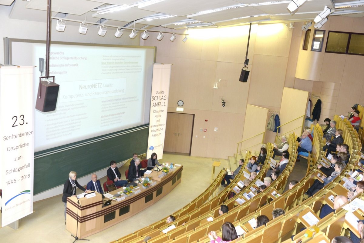 Personen sitzen im Hörsaal und folgen den Ausführungen der Vizepräsidentin für Wissens- und Technologietransfer und Struktur der BTU Prof. Dr. Katrin Salchert.
