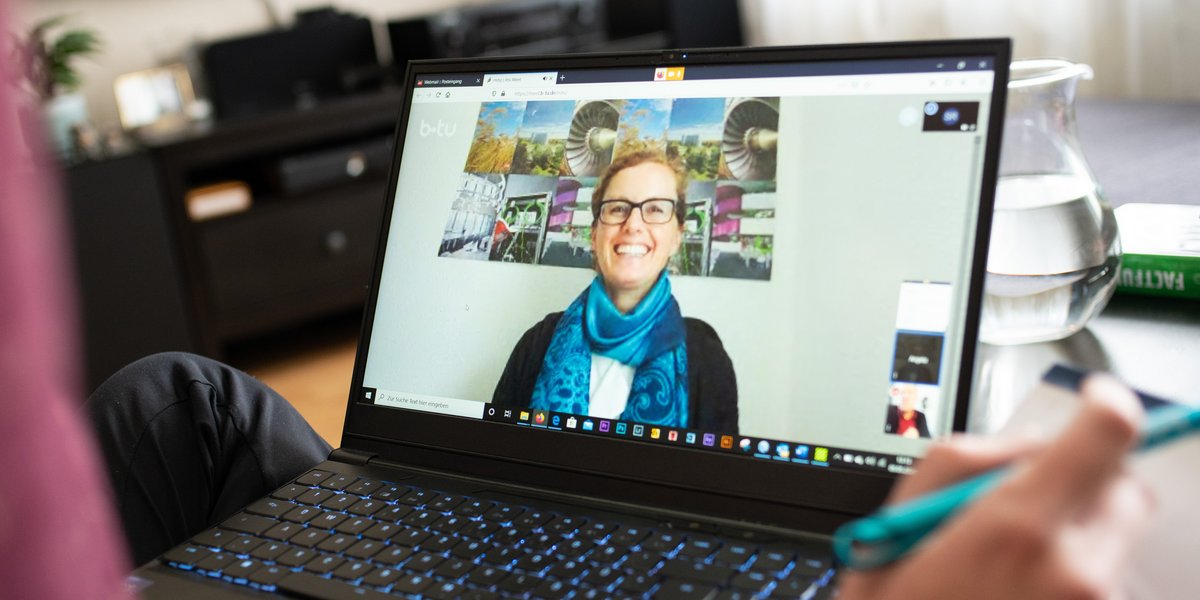 Coverbild zu "Konferenzsysteme": Person in Videokonferenz