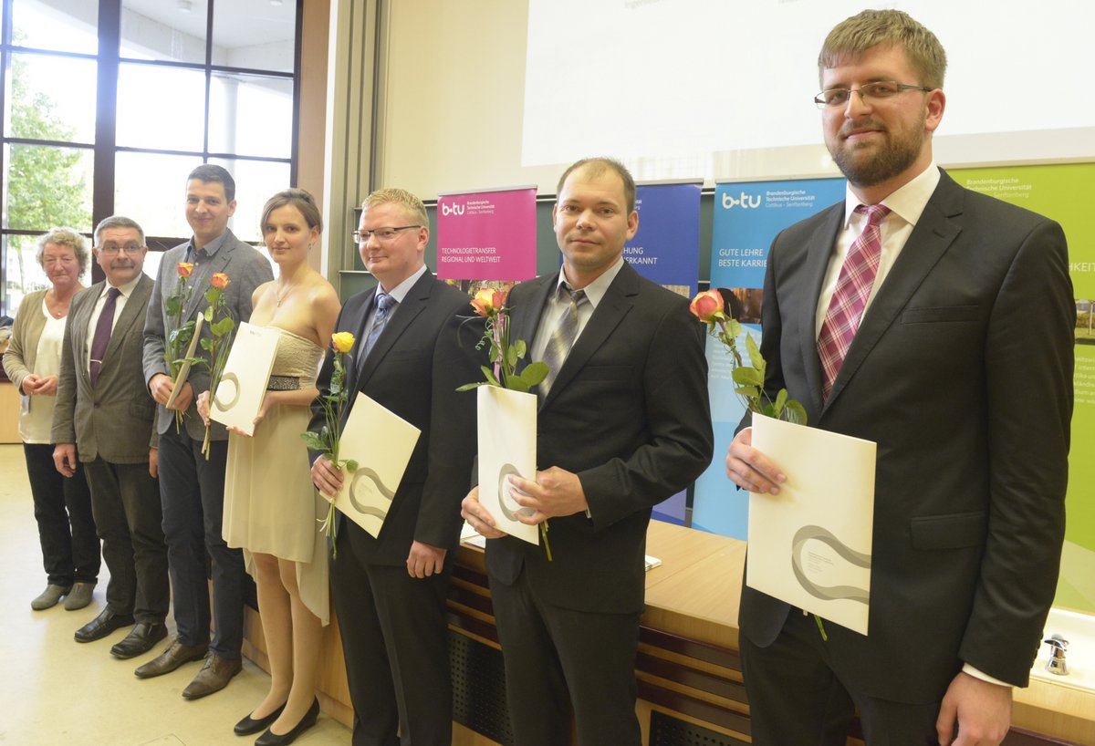 Bachelor der Elektrotechnik und Medizintechnik stehehn neben Prof. Dr. Kahrin Lehmannund Prof. Dr. Erhard Stein (1. u. 2. v. li.).