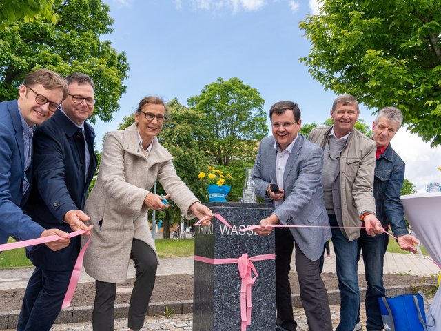 Einweihung des Trinkbrunnens vor der Mensa. BTU-Präsidentin Prof. Dr. Gesine Grande durchscneidet das Band.