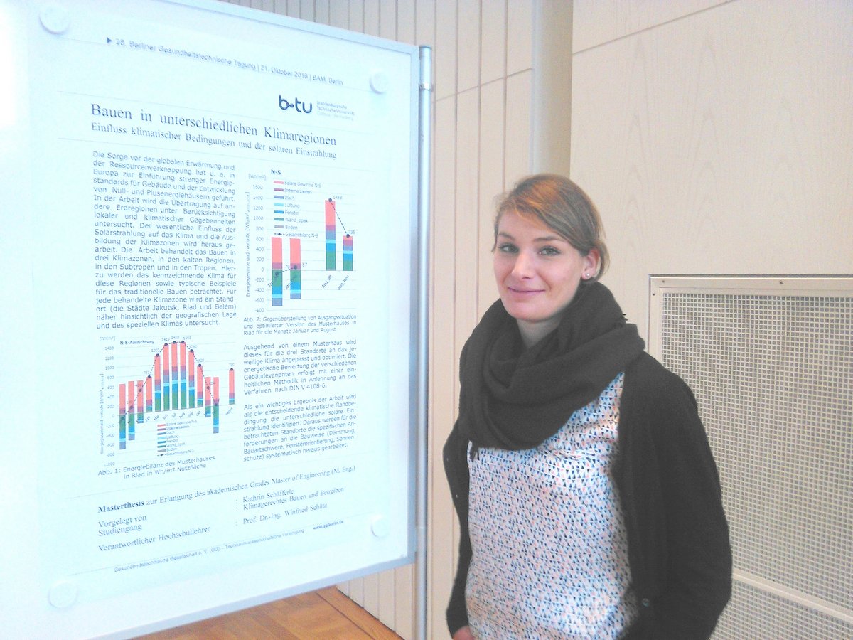 Die Master-Absolventin des Studiengangs Klimagerechtes Bauen und Betreiben neben dem Poster zum Thema ihrer Abschlussarbeit.