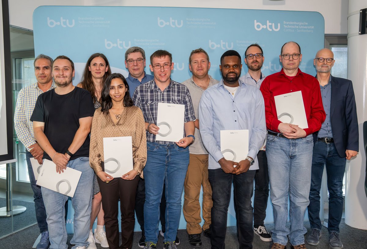 Gruppenbild der Ausgezeichneten mit ihren Urkunden