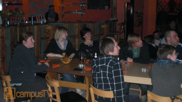 Ein laaaanger Tisch mit Trixi, 2 Gästen, Flo, David, Annelie, Pascal...