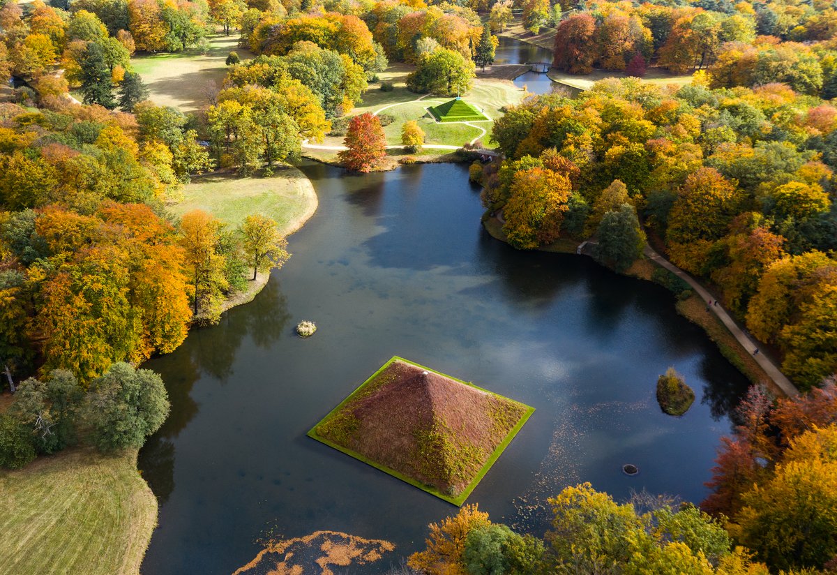 Luftbild von Park und Wasserpyramide