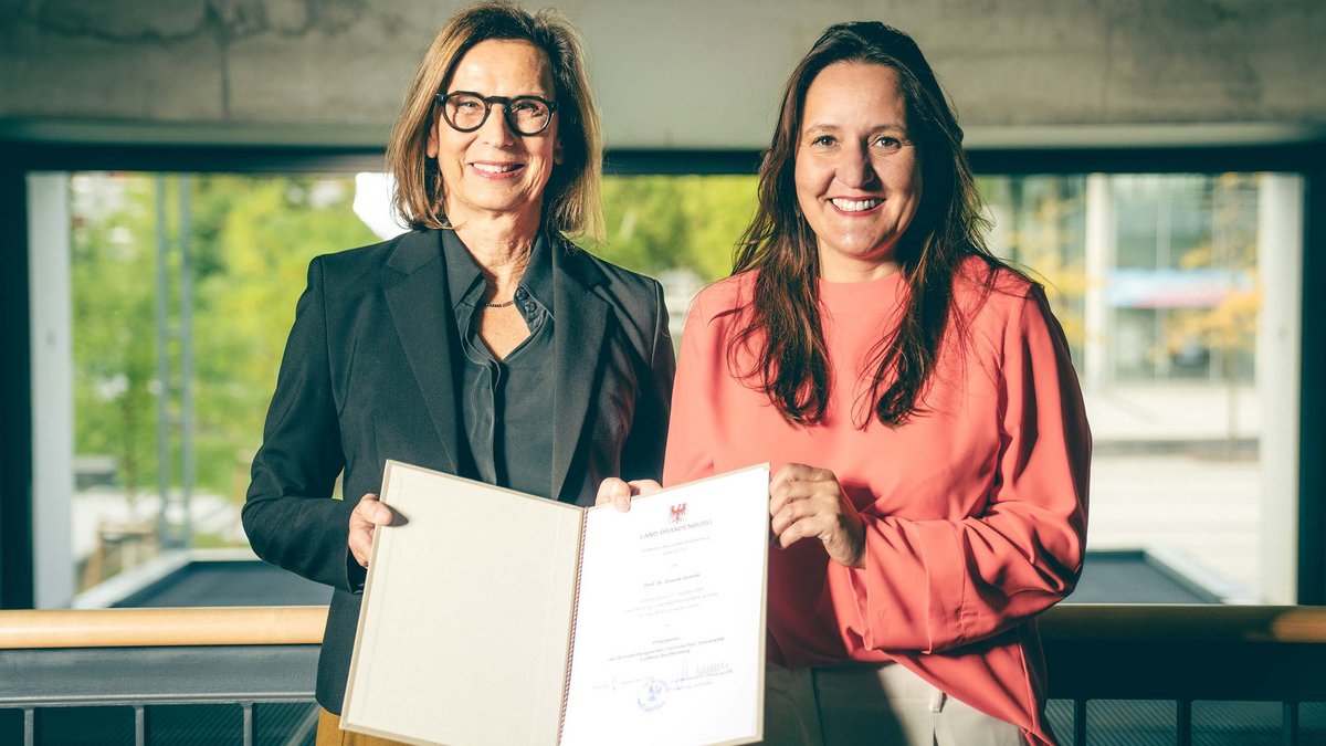 Ministerin und Präsidentin mit der Urkunde