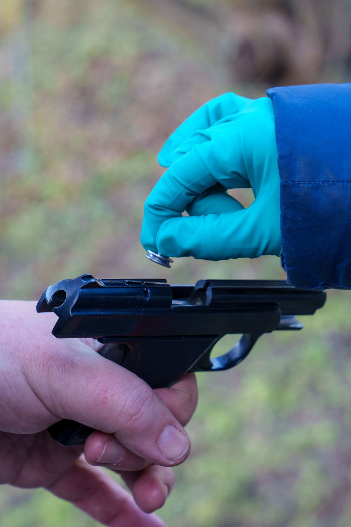 An der Waffe werden nach dem Schießen Schmauchspuren gesichert. Foto: BTU, Sascha Thor.