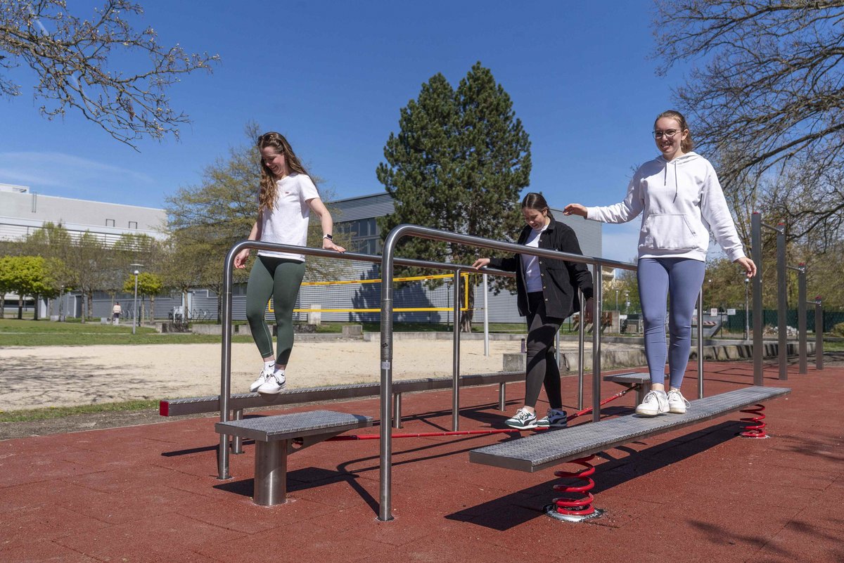 Studentinnen beim Ausprobieren neu installierten Balancierstrecke.