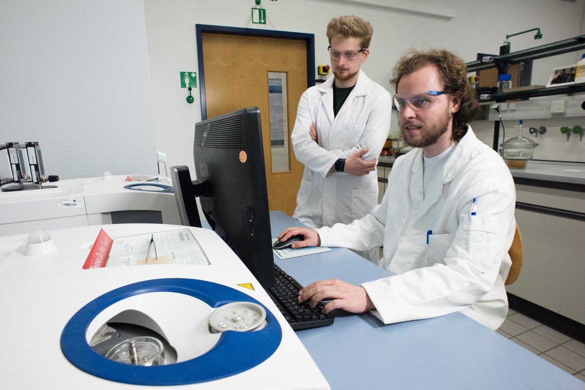 Wissenschaftliche Mitarbeiter im Labor für thermische Analyse auf dem Campus Senftenberg
