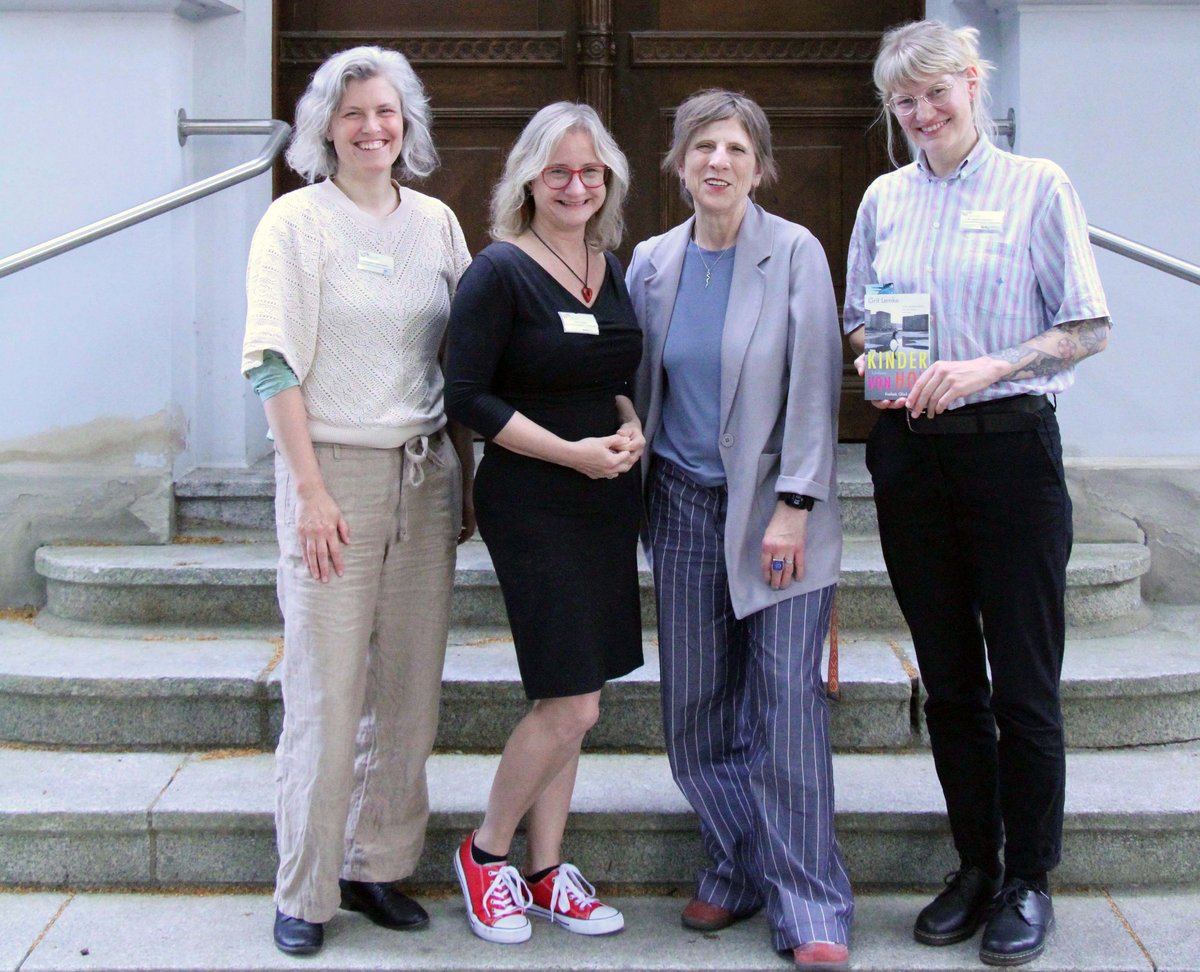 Dominqiue Franke-Sakuth, Nicole Wolski und Rebecca Hohnhaus von der Präsenzstelle in Finsterwalde mit der Autorin Grit Lemke (© M. Schädlich-Wolski)