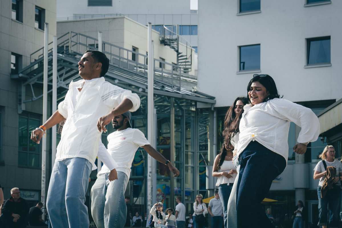 Als Überraschung für alle Anwesenden gab es schon vor Beginn des Festakts einen Auftritt der indischen Tanzgruppe CottbusBeats.