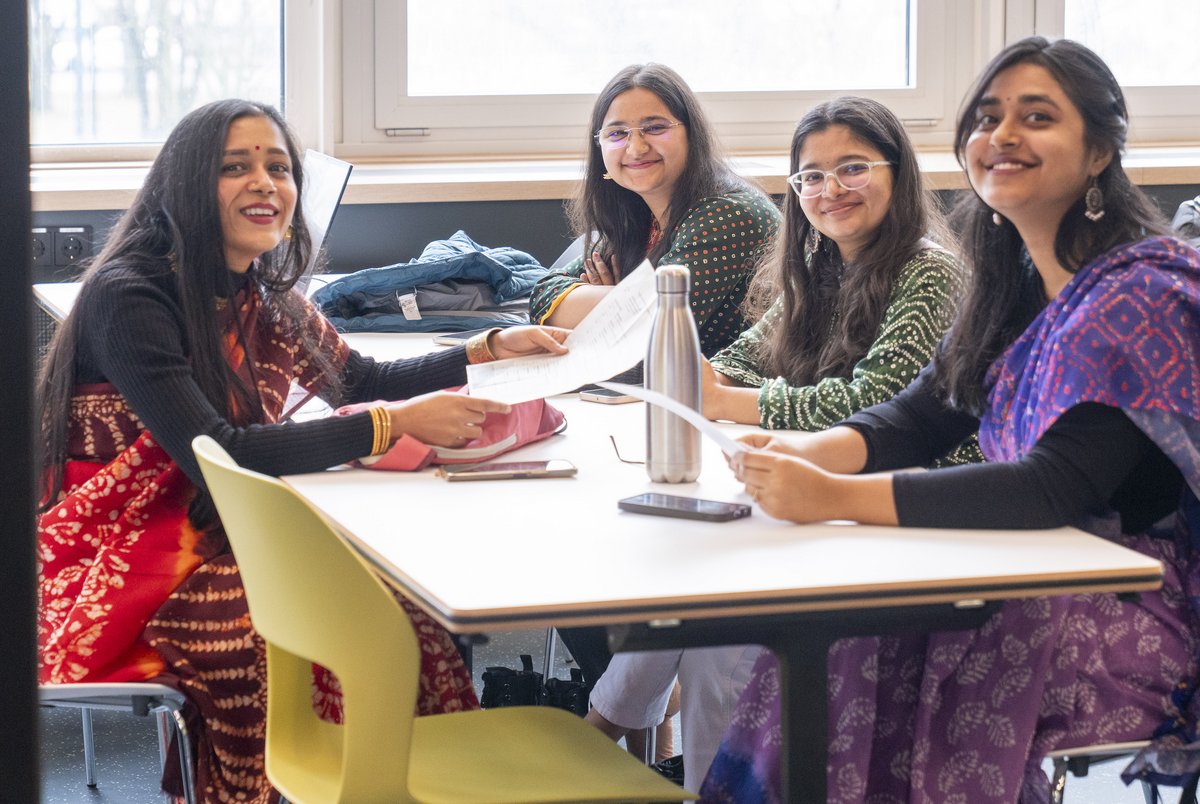 Vier Studentinnen lachen in die Kamera