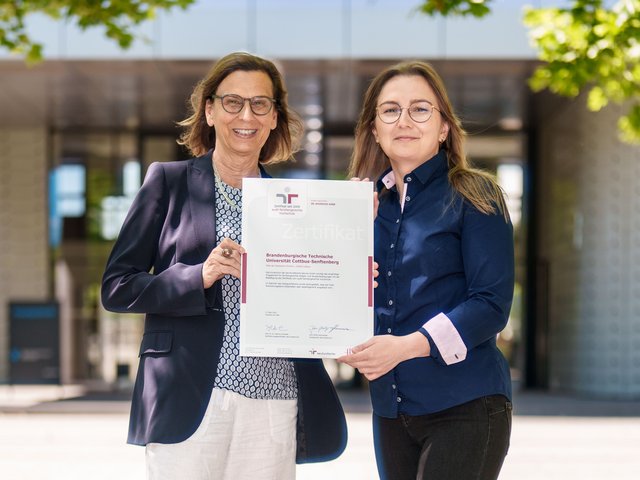 Prof. Gesine Grande and Tanja Fiedermann with the certificate
