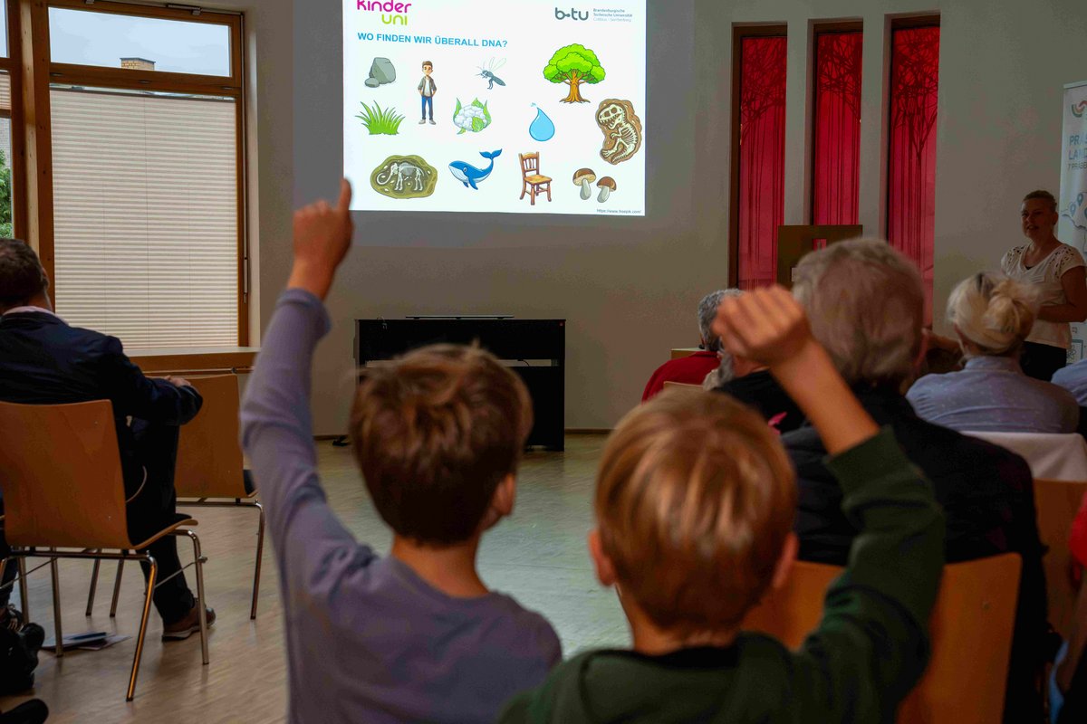 Die Kinder beantworten Fragen zur GENetik (© Maik Pursch)