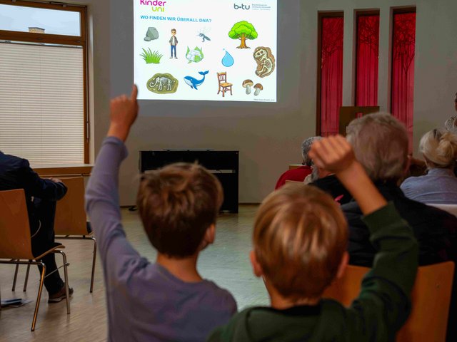 Die Kinder beantworten Fragen zur GENetik (© Maik Pursch)