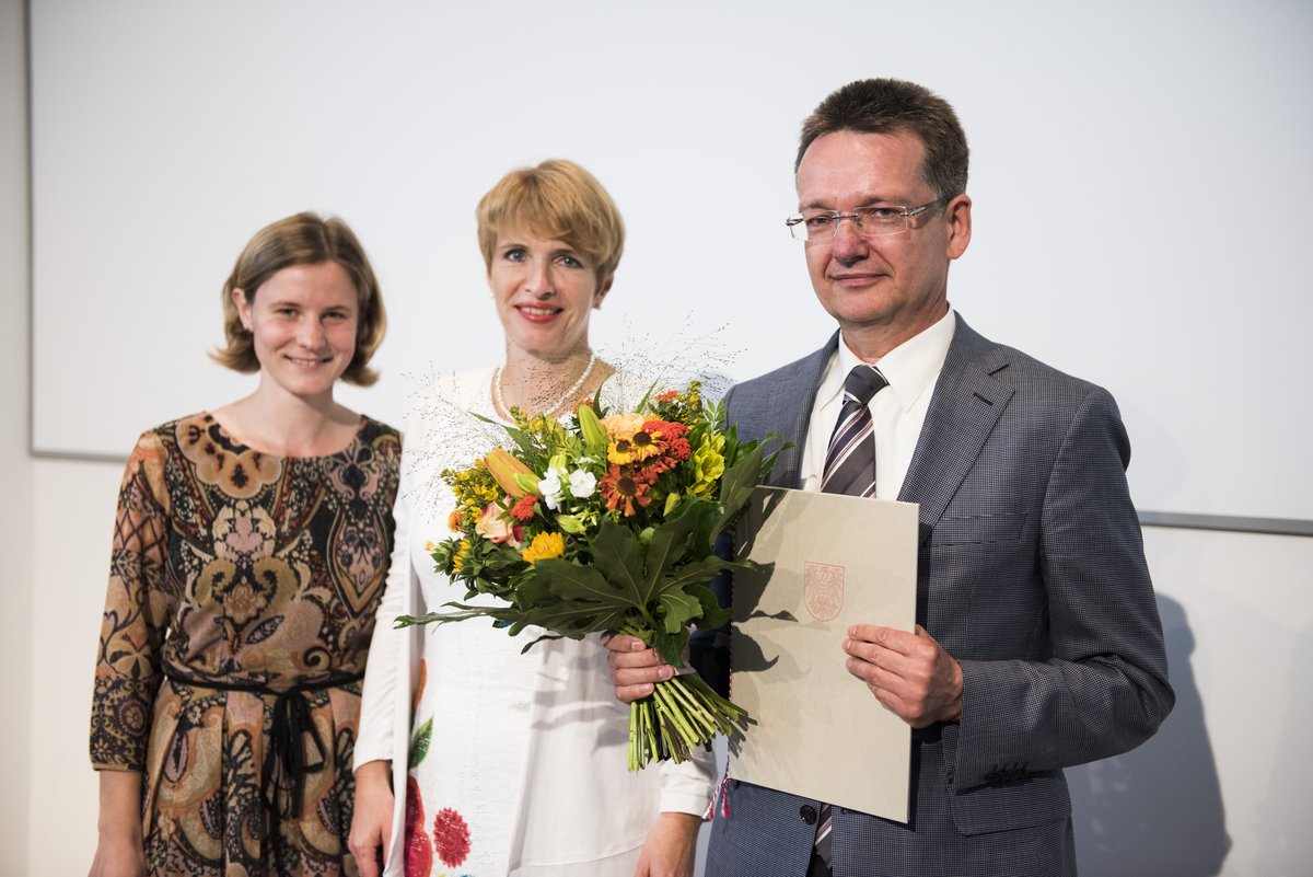 Prof. Küpper mit der Wissenschaftsministerin Dr. Martina Münch und der Studentin Tina Helmecke bei der Preisverleihung    s