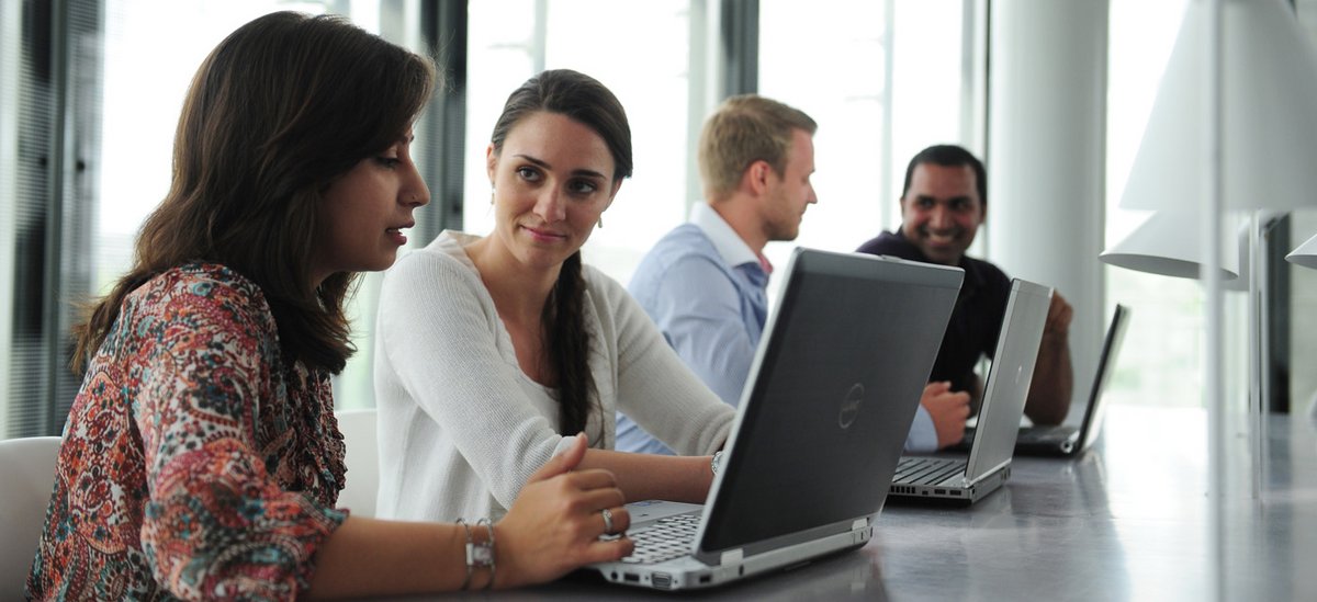 Studierende im Master Wirtschaftingenieurwesens an Laptops während eines Meetings