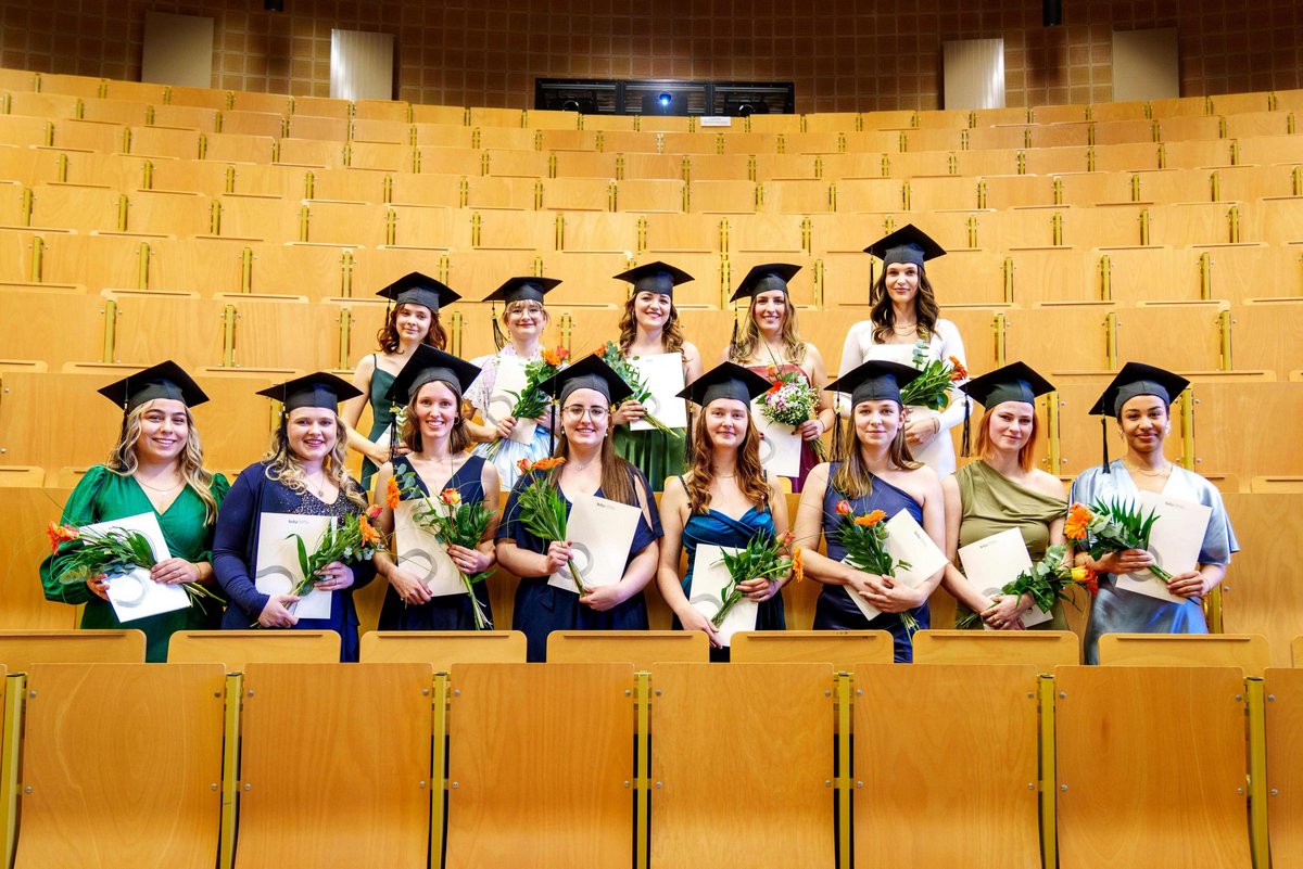 Gruppenbild der erfolgreichen Absolventinnen im Hörsaal in Senftenberg
