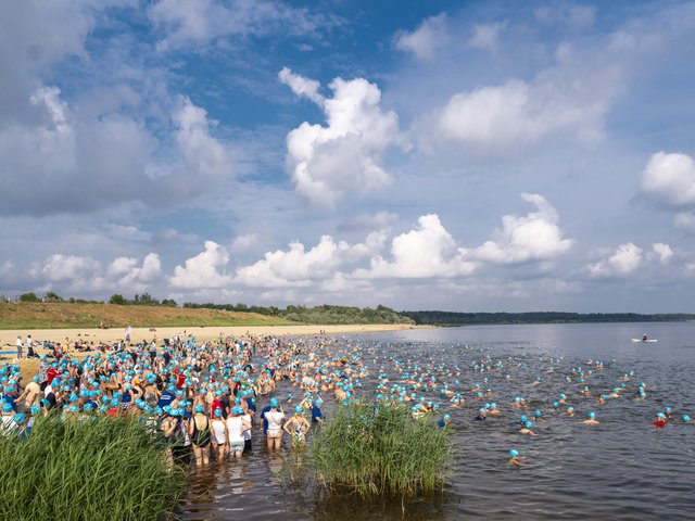 Großräschen läuft mit über 1.400 Teilnehmenden ins Wasser (© R. Schuster) 