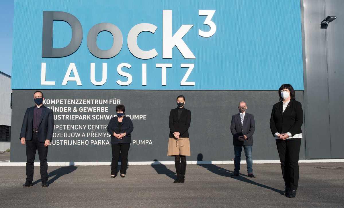 Die Partner*innen nach der Unterzeichnung der Kooperation Dock3 Lausitz im November 2020