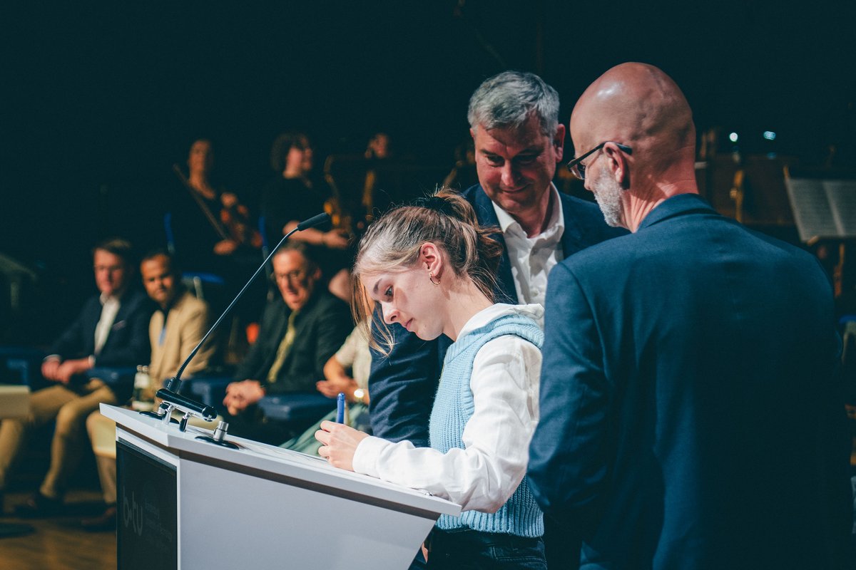 Symbolisch für alle neuen Erstsemester immatrikulierten sich sechs Studierende live auf der Bühne. (Alle Fotos: BTU, Sascha Thor)