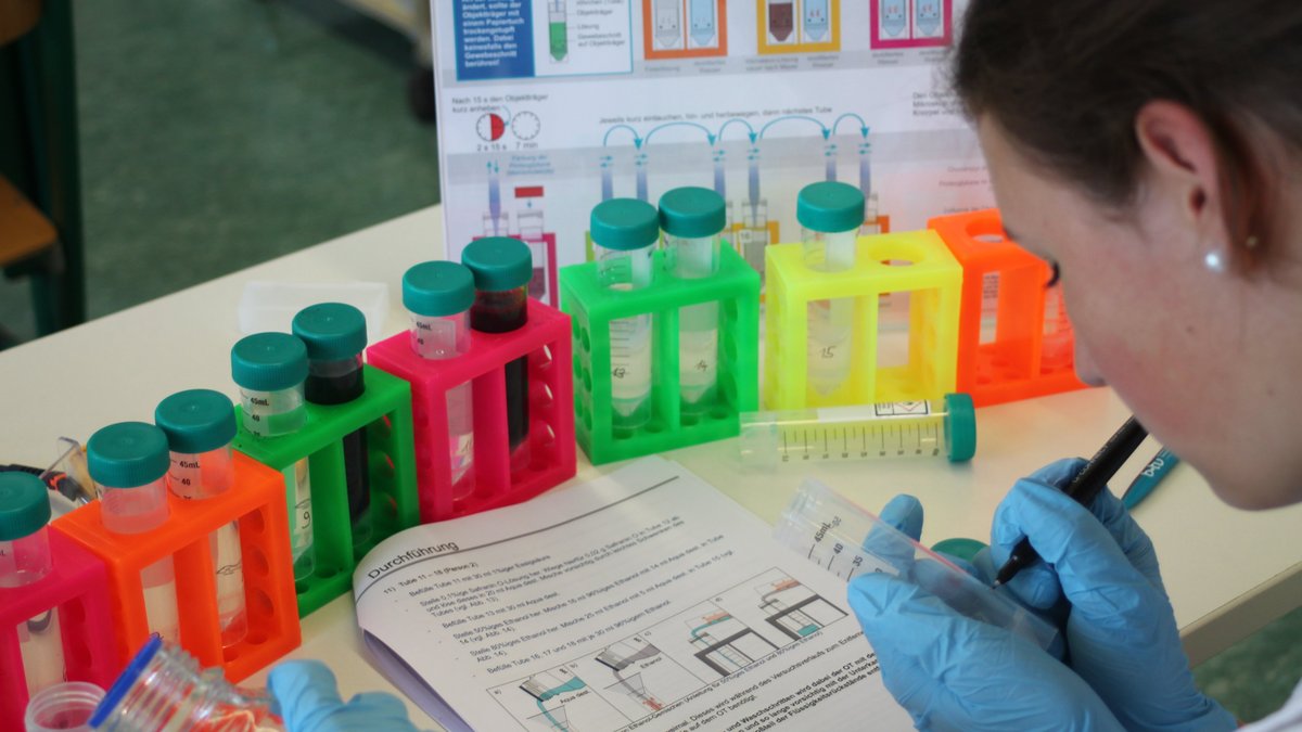 Laborkurs im Klassenzimmer mit Science on Tour