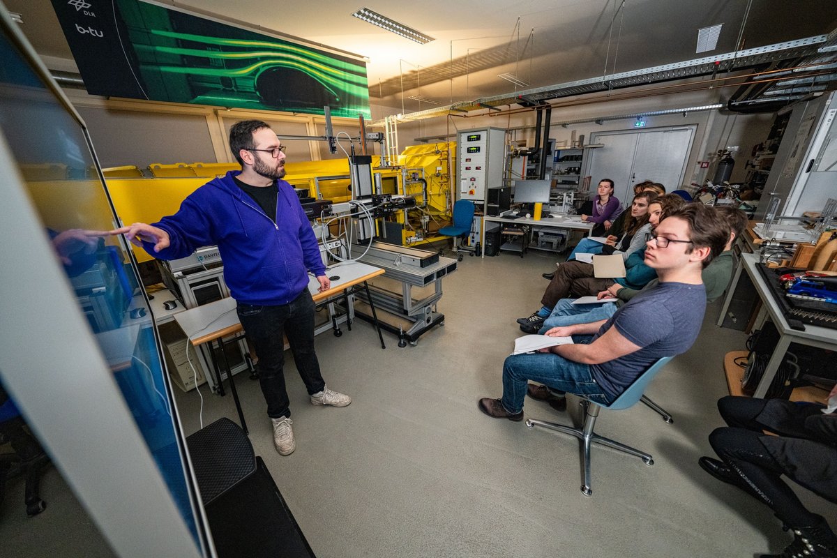 The head of the DLR_School_Lab BTU Cottbus-Senftenberg Stefan Richter speaks to the pupils.