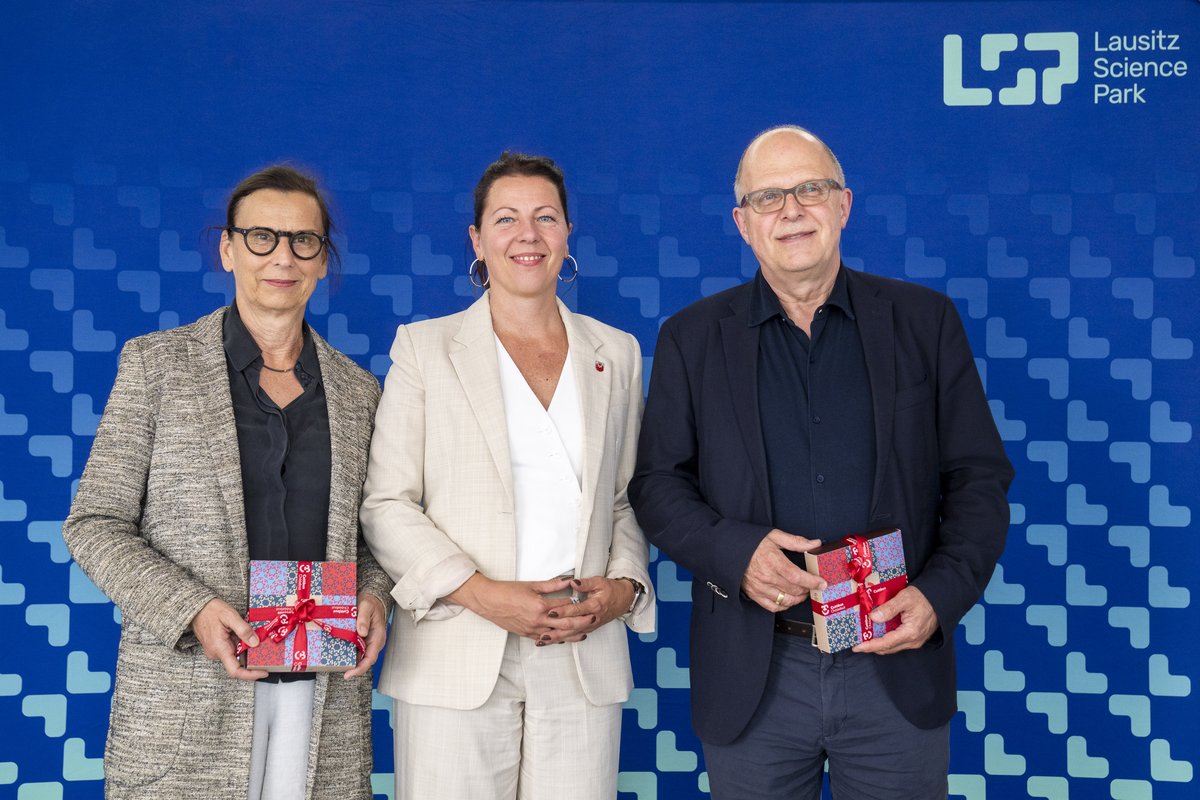 Die Gesellschafter mit den Geschenken in der Hand