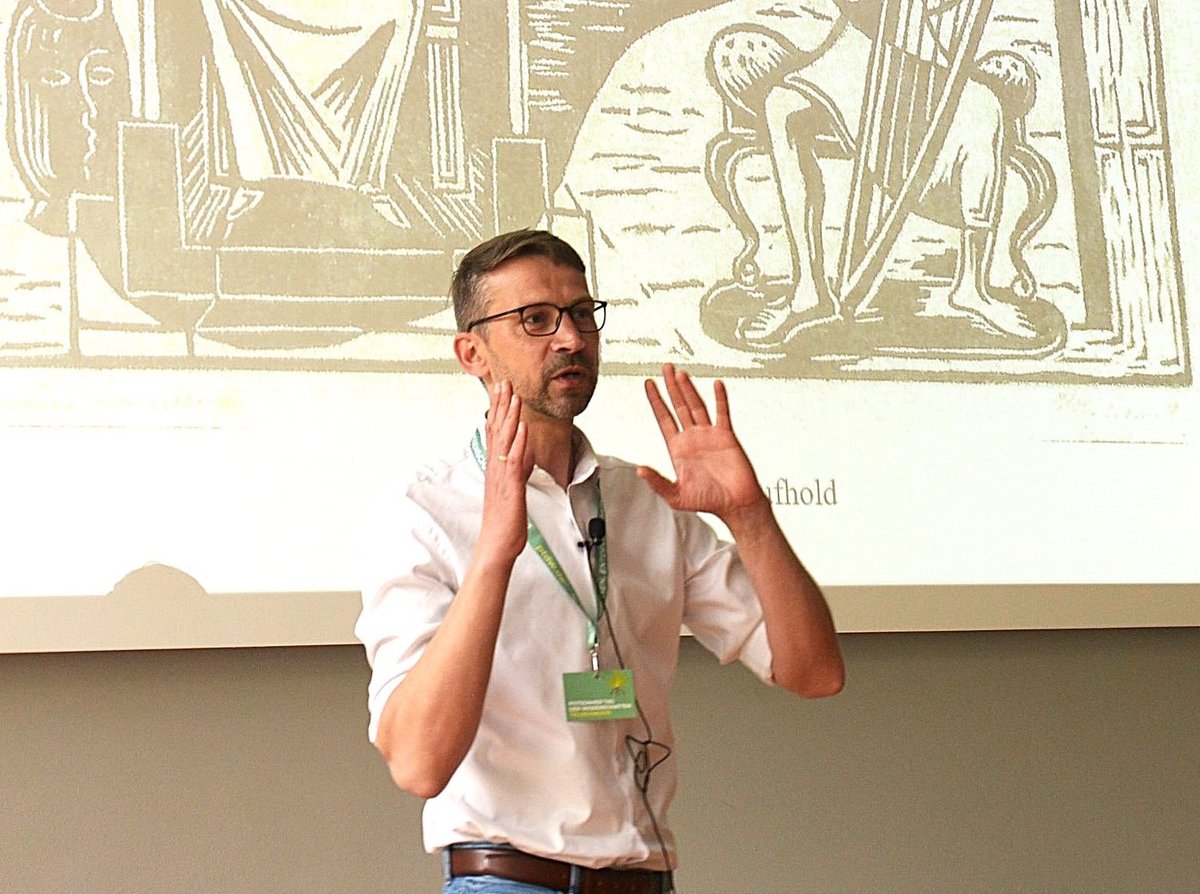 Der Referent während eines Vortrags