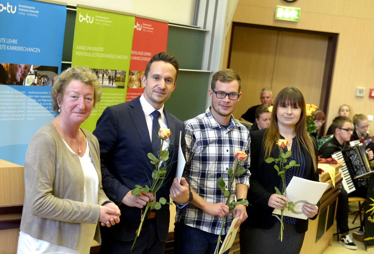 Master aus dem Wirtschaftsingenieurwesen neben Prof. Dr. Kathrin Lehmann (li.) stehend.