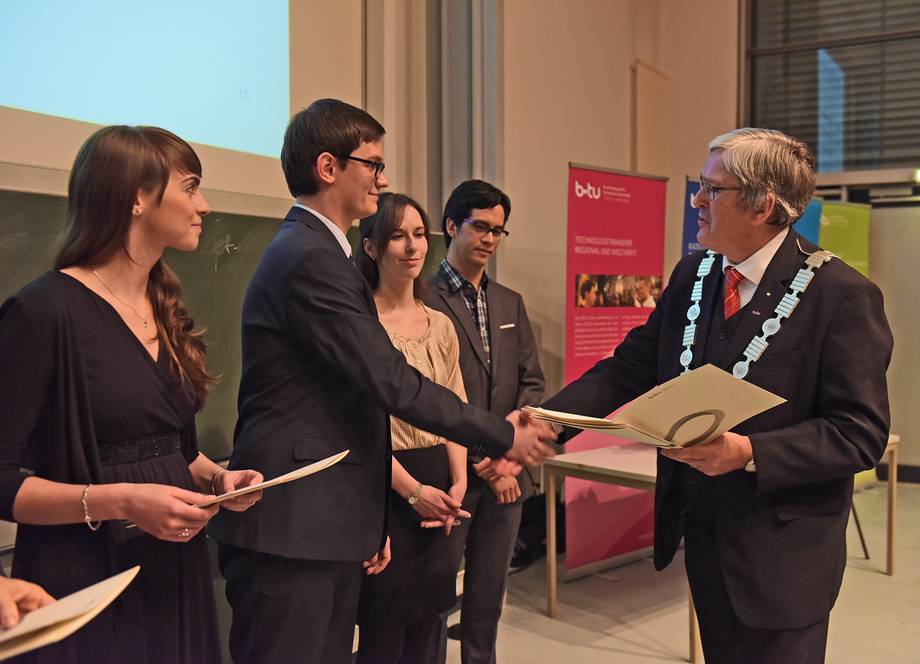 Presentation of the university prizes 2016 BTU President Steinbach presents the university prizes to the award winners